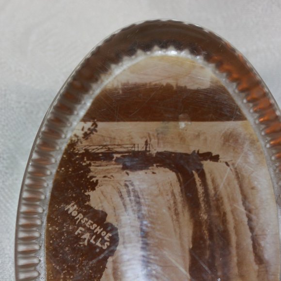 Vintage Horseshoe Falls, Niagara Falls Paperweight - Picture 2 of 4